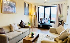 Beautiful & Spacious 2-Bed Flat In City Centre With Free Parking